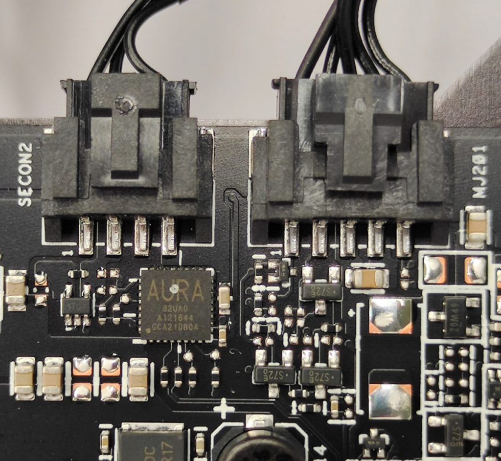 採用 AURA 燈效控制晶片，以加強燈效變化。