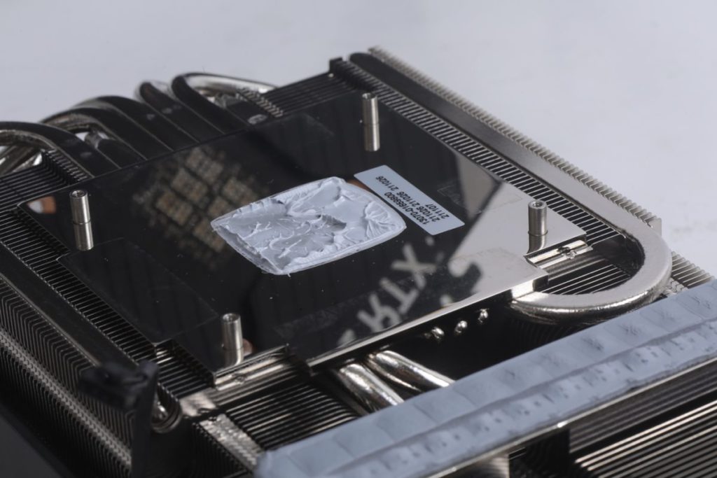 MaxContact 設計的 GPU 接觸面，其光滑如鏡可在倒影中得見。