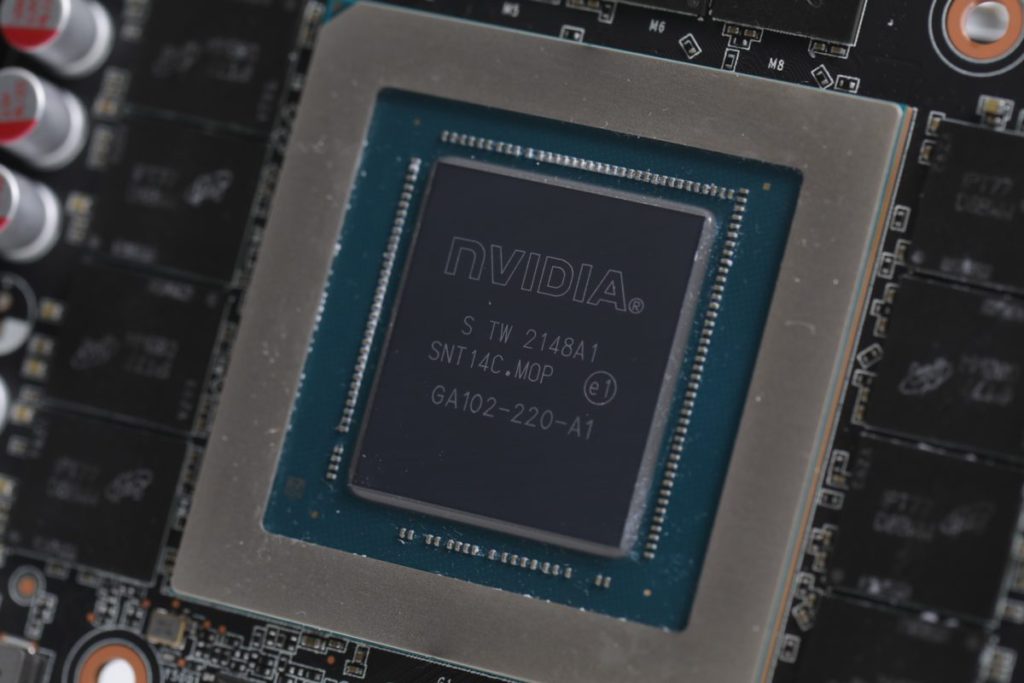採用編號為 GA102-220-A1 的 GPU 晶片。
