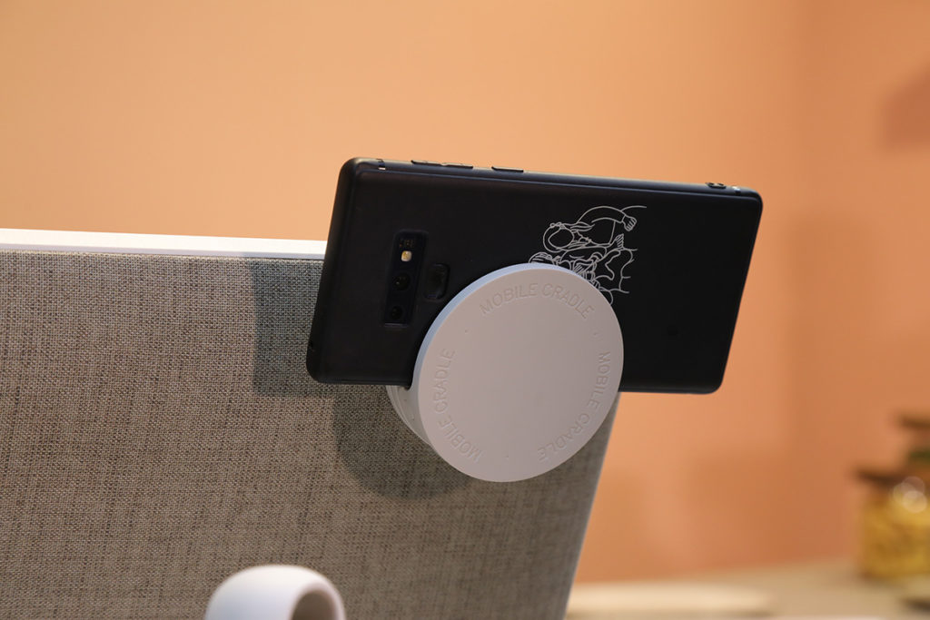 附送手機夾配件，可夾住手機，以無線投影方式將畫面投放到LG StanbyME上使用。