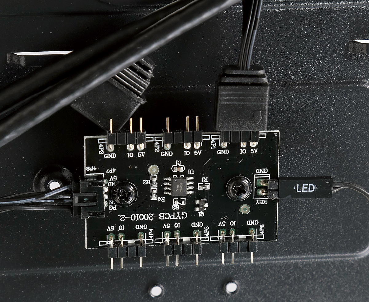 機箱內置 ARGB 控制板，最多可同時支援 6 組 ARGB 裝置燈效同步。