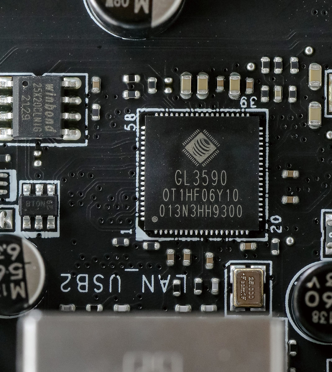 板上額外添加多組 Hub 晶片，圖為 GL3590 USB 3.2 Gen2 晶片。