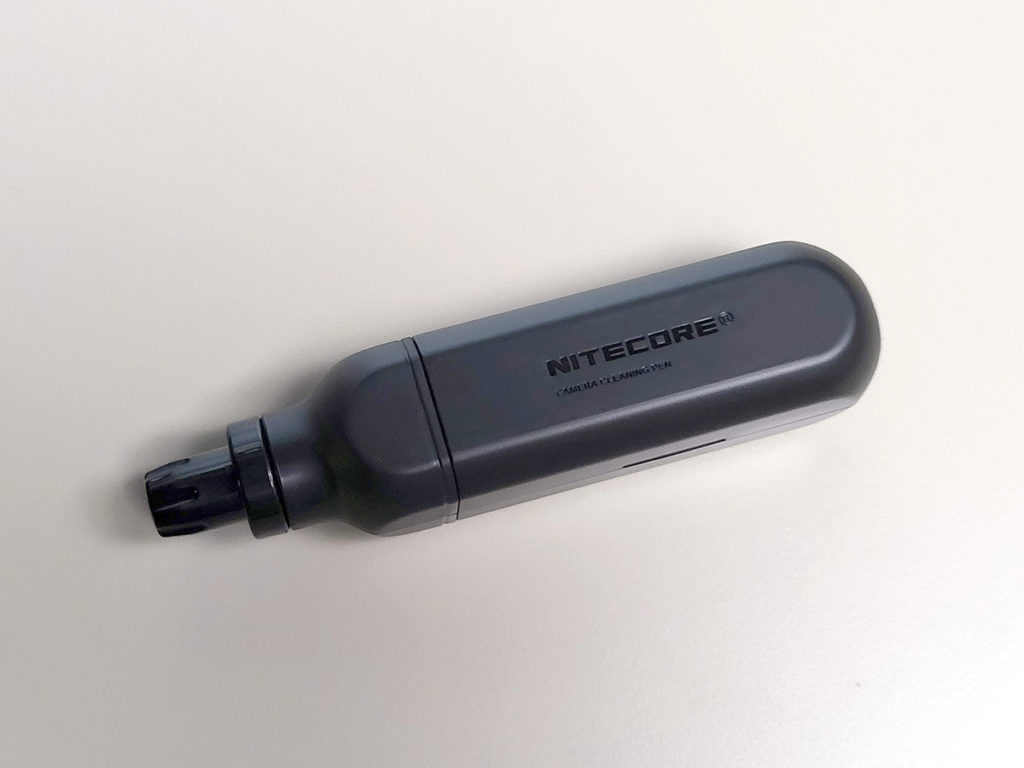 Nitecore 多用途相機清潔筆。