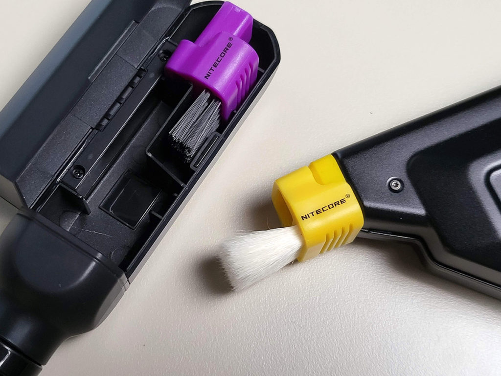 黃色光學鏡頭羊毛刷及紫色的機身清潔毛刷可裝於 BlowerBaby 電動吹氣泵出風口去為鏡頭進行清潔。