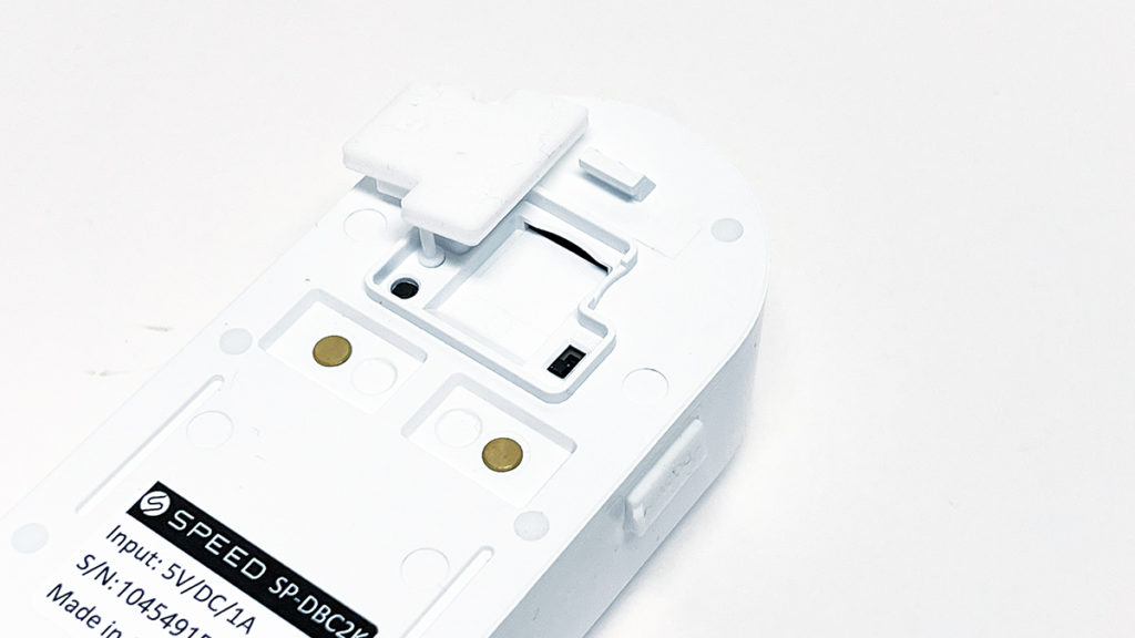 主開關及 micro USB 插頭放在機身後面，配合牆架配件提供雙重防盜設計。