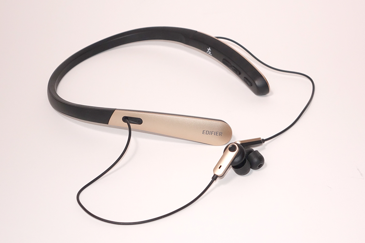W330FT 的掛頸式設計，跟一般同類的藍牙耳機無異。