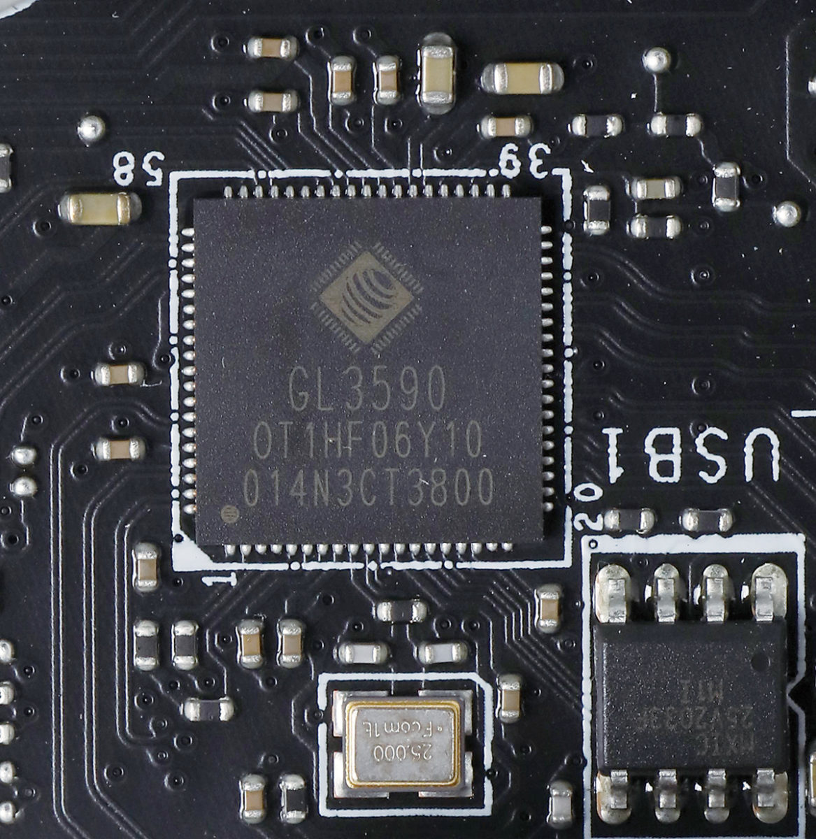 板上另加不少 USB Hub 晶片，圖中 GL3590 晶片支援 3 組 USB 3.2 Gen2 10Gbps Type-A。