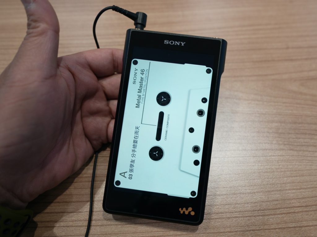 另一部「黑磚」NW-WM1AM2 表現其實跟「金磚」相差很多，聲音沒有「金磚」般有暖和的感覺。不過聲底也相當乾淨，只是性格不及「金磚」鮮明。今代兩部 Walkman App 都有卡式帶播放主題。提升玩味。