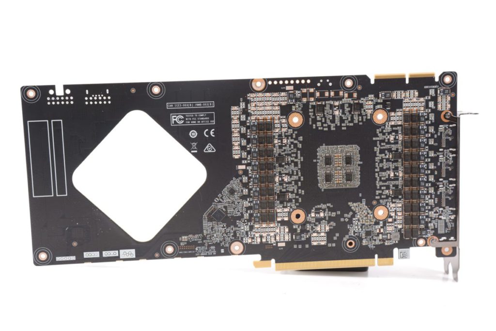 PCB 背面以電容等元件為多。由於採用單顆 2GB GDDR6X 記憶體顆粒所以背面不用貼上記憶體。