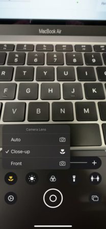 iPhone 13 Pro/Pro Max 的用戶在使用「放大鏡」App 中的「特寫」時會使用超廣角鏡來作微距拍照，而不是遠攝鏡頭。