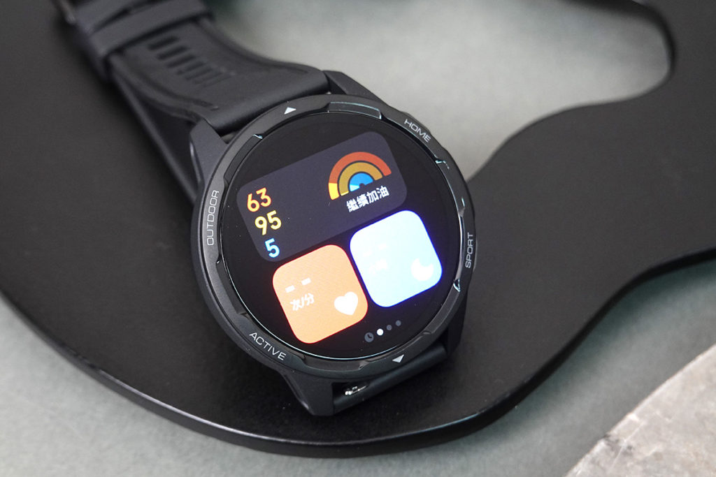 Xiaomi Watch S1 Active功能上與Xiaomi Watch S1大致相同，針對運動用戶此錶有5 ATM防水能力，並配備柔軟矽膠錶帶。