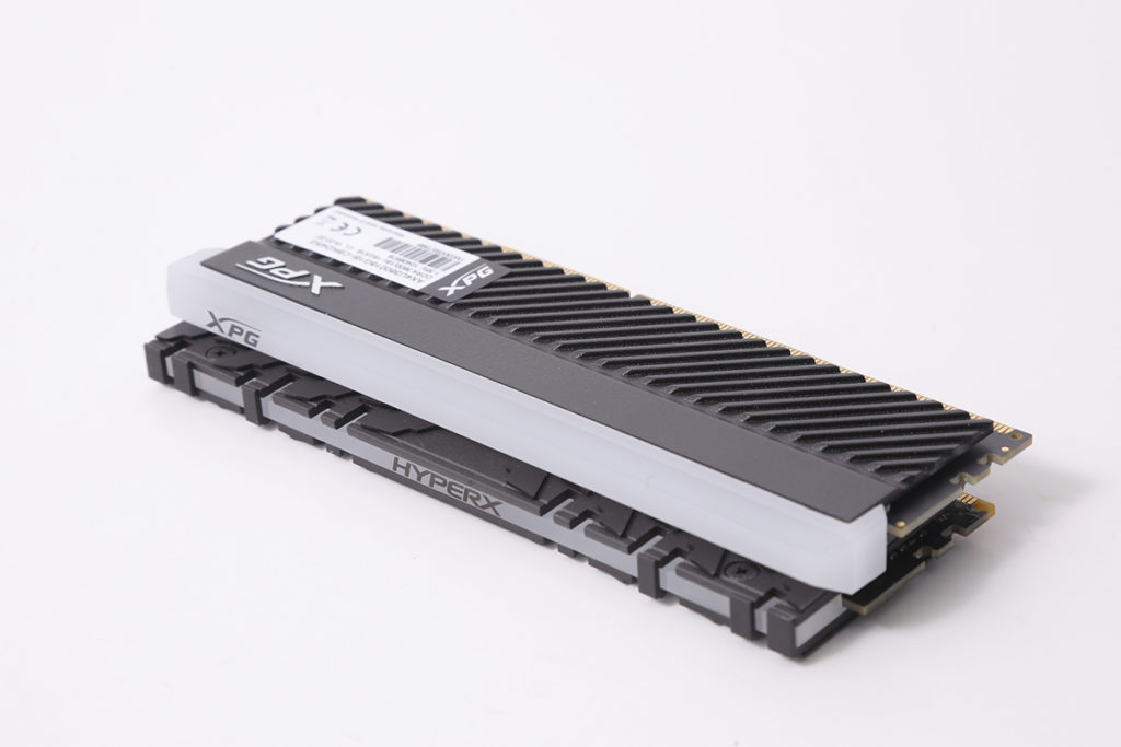 筆者以 Kingston HyperX Predator DDR4 RGB（下）作比較，可見其 RGB 燈條差不多大了一倍。