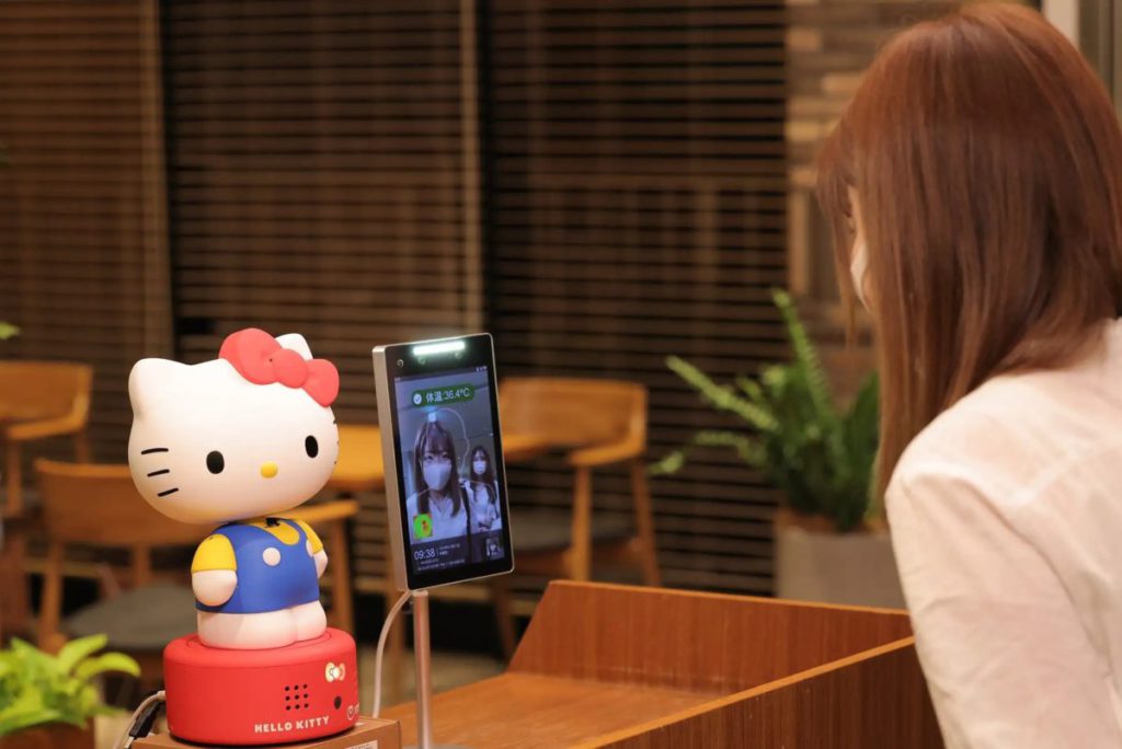 Hello Kitty Robot 可以用在多種接待、導遊、輔助教學和司會，以語音引導訪客檢測體溫，就可以減少面對面接觸。