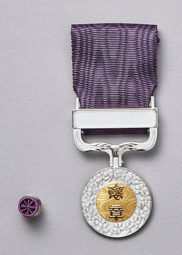 紫綬褒章是日本政府表揚在科學發明、學術、體育、藝術上有成就的人的褒章。