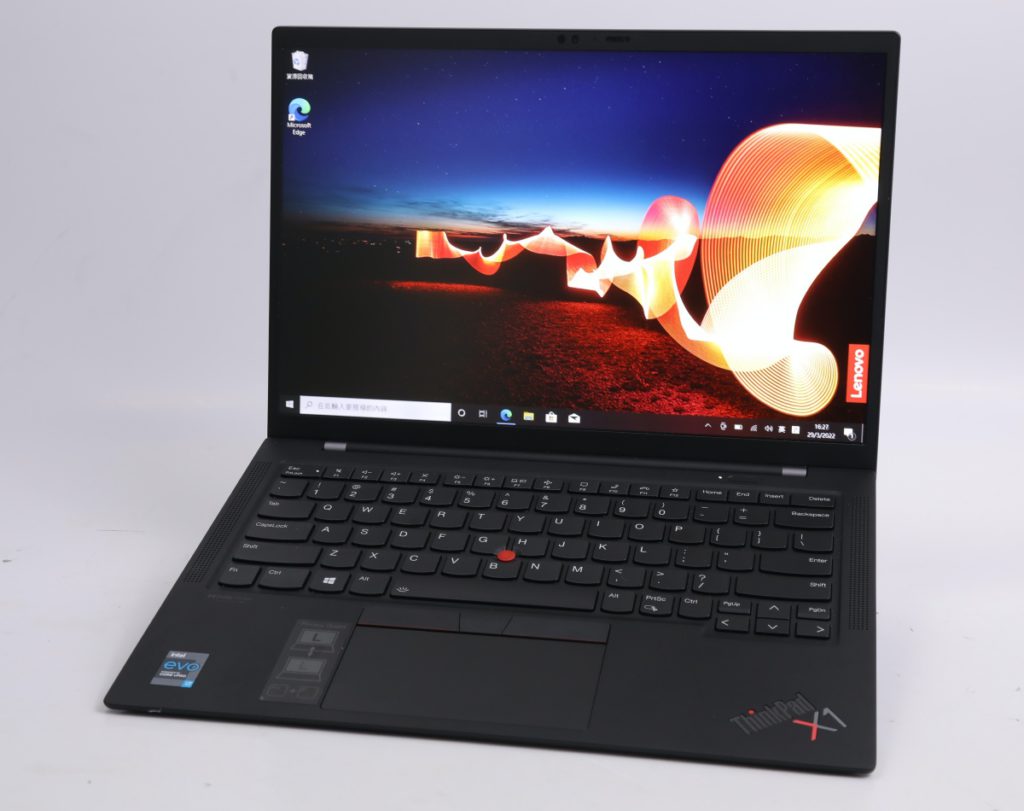 從正面看，就算正常開機下，ThinkPad X1 Carbon Gen 9 的屏幕光度都明顯比普通LCD屏幕光。