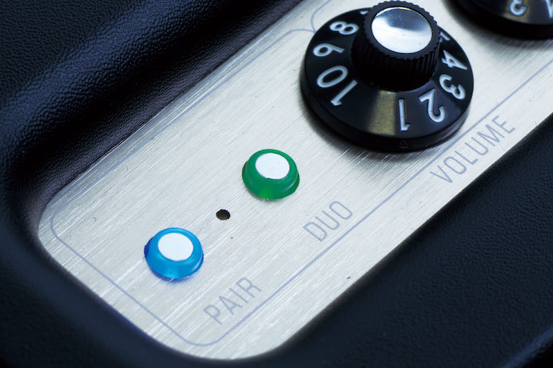 機頂三個數字旋鈕可直接調節 Volume 、 Treble 及 Bass ， 旁邊是 Pair 及 Duo Mode 按鍵，另一邊是開關及及仿藍寶石指示燈，看起來格外精緻。