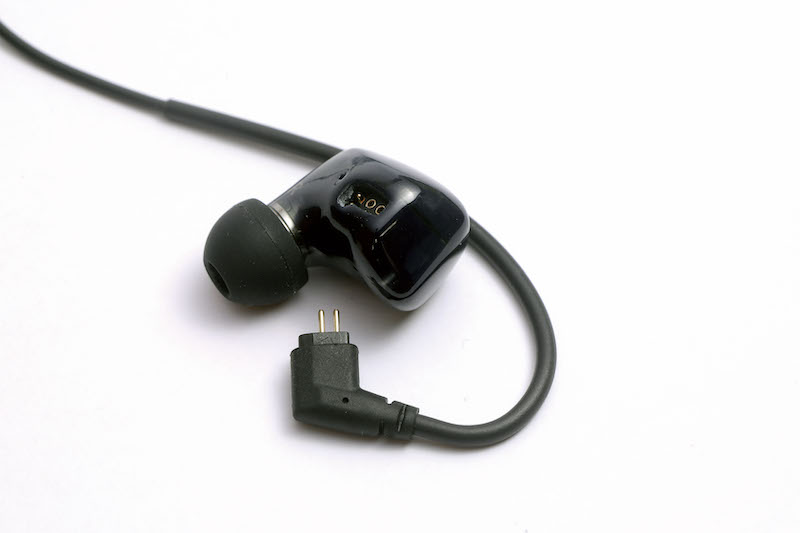 可以拆開和加入 2-pin 耳機線作有線耳機用。