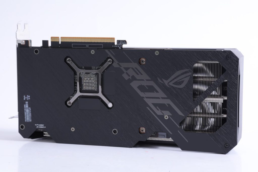 RX 6650 XT 發熱量不高，所以卡採用膠板即可。