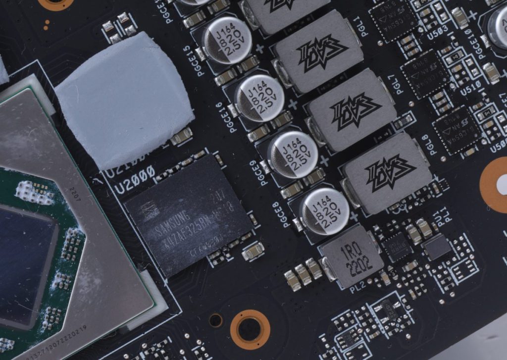 採用 Samsung 17.5Gbps GDDR6 記憶體、 SiC654A DrMOS 晶片等等。