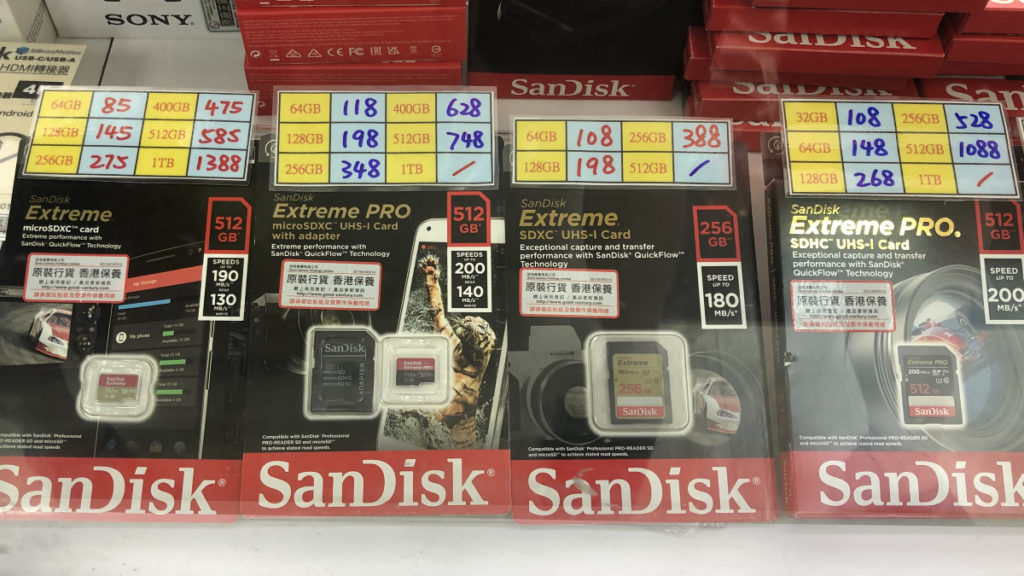 microSD 就較便宜，以最大容量 512GB 做對比，與 SD 大卡比較可以有接近 300 多元差距。