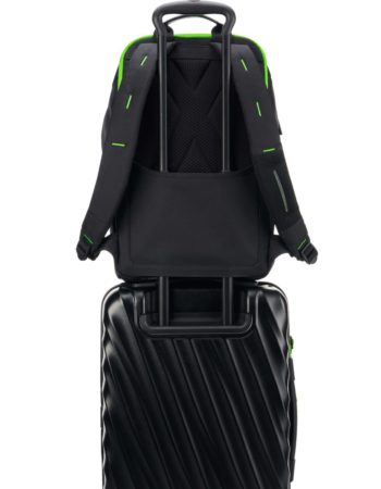 TUMI 行李箱的「 Add-a-Bag 」功能亦應用到這個系列產品上， Finch 背囊可扣在行李箱的手柄上方便攜帶。