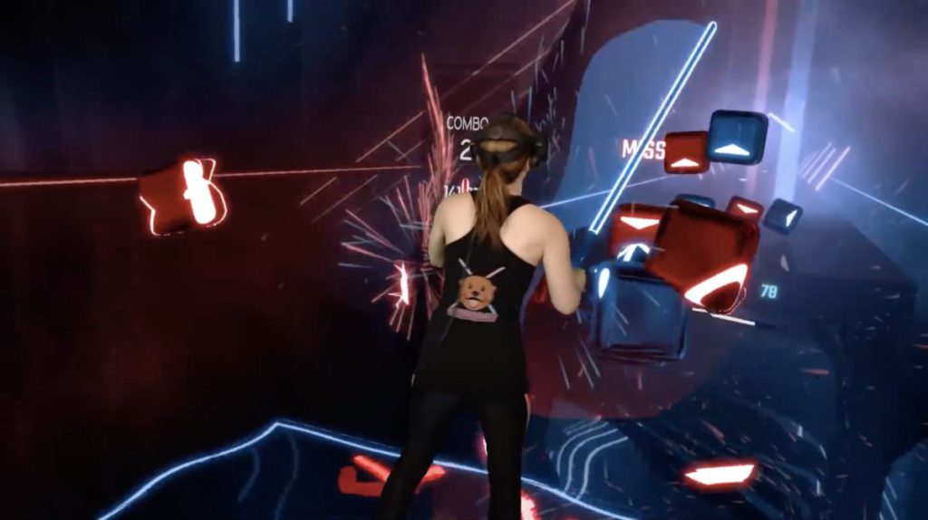 網上有很多 Beat Saber 影片可看到玩家在 VR 遊戲世界中大顯身手。