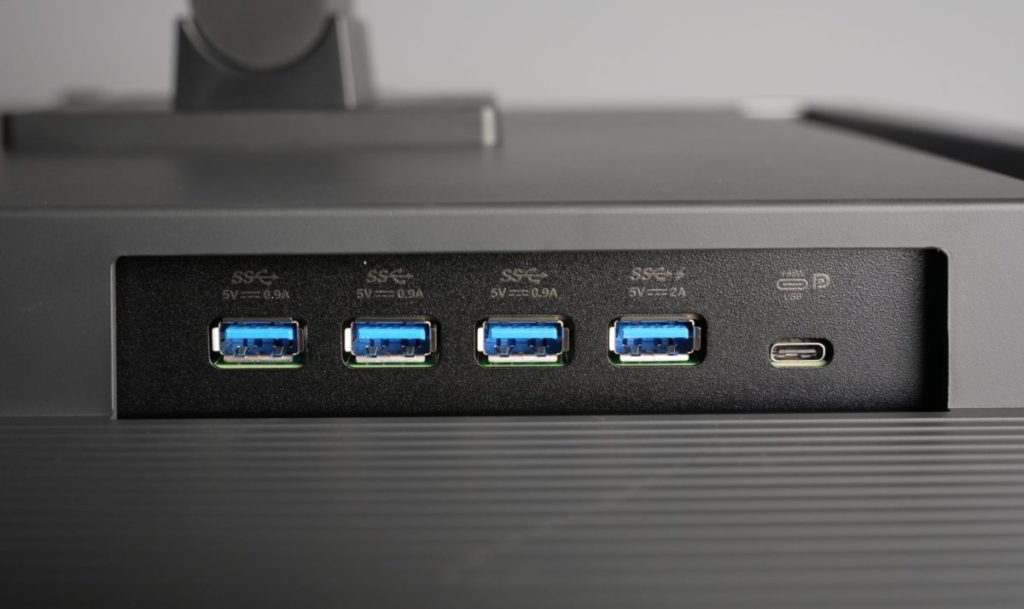 USB-A 可以連接到鍵盤和滑鼠，配合有 USB-C PD 65W 供電功能，可連接 Mac / PC 作 USB Hub 用。