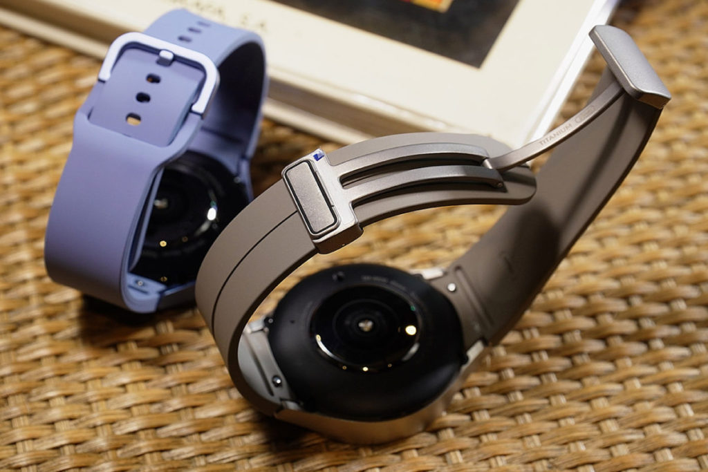 Watch5 Pro（右）設計上同 Watch5 近似，同樣使用藍寶石玻璃，更用上鈦合金錶身，運動錶帶則使用了D扣設定，令穿戴更方便。