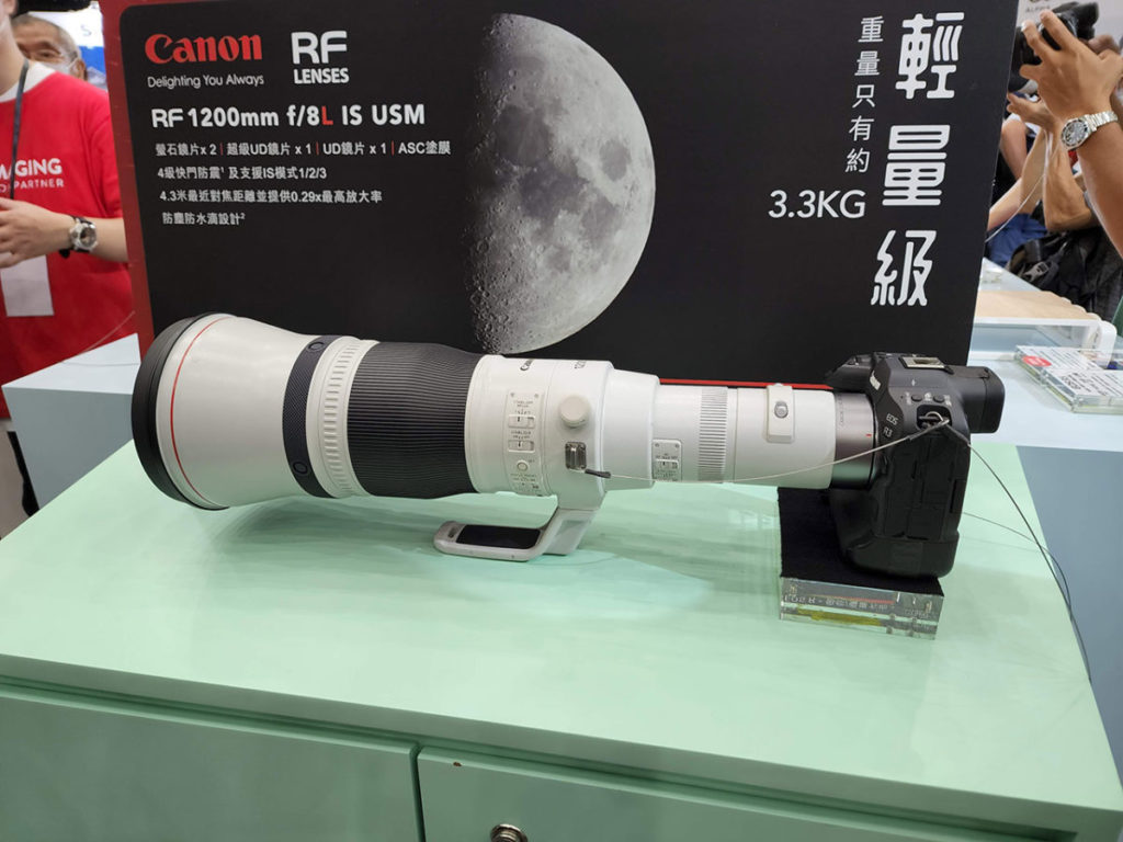 定價 $177,880 、僅重 3kg 的 Canon RF 1200mm F8L IS USM 超遠攝鏡頭於香港首次展出。