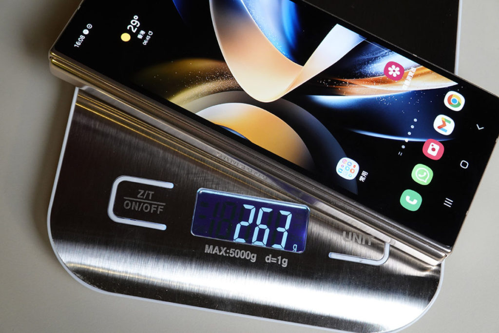 今代 Galaxy Z Fold4 重量為 263g，成為 Fold 系列最輕巧的型號。