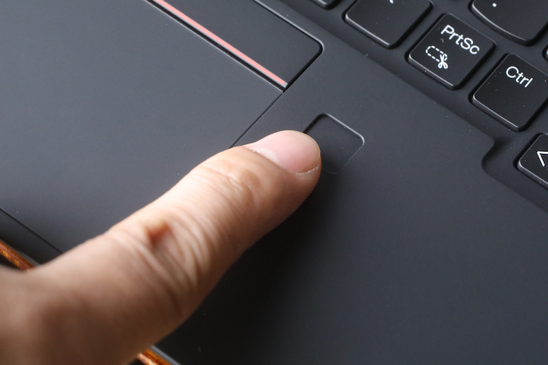 鍵盤 TouchPad 旁有指紋登入功能。