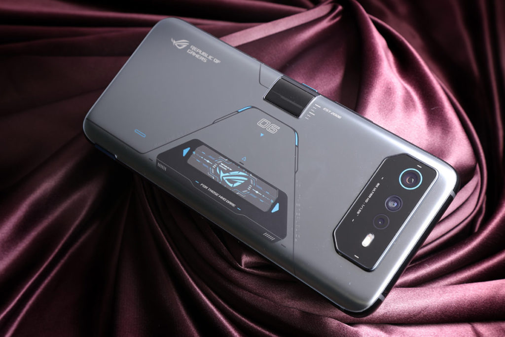 選用了未來感極重的「航鈦灰」用色，配以霧面機身設計，整體質感較 ROG Phone 6 Pro 再高一些。