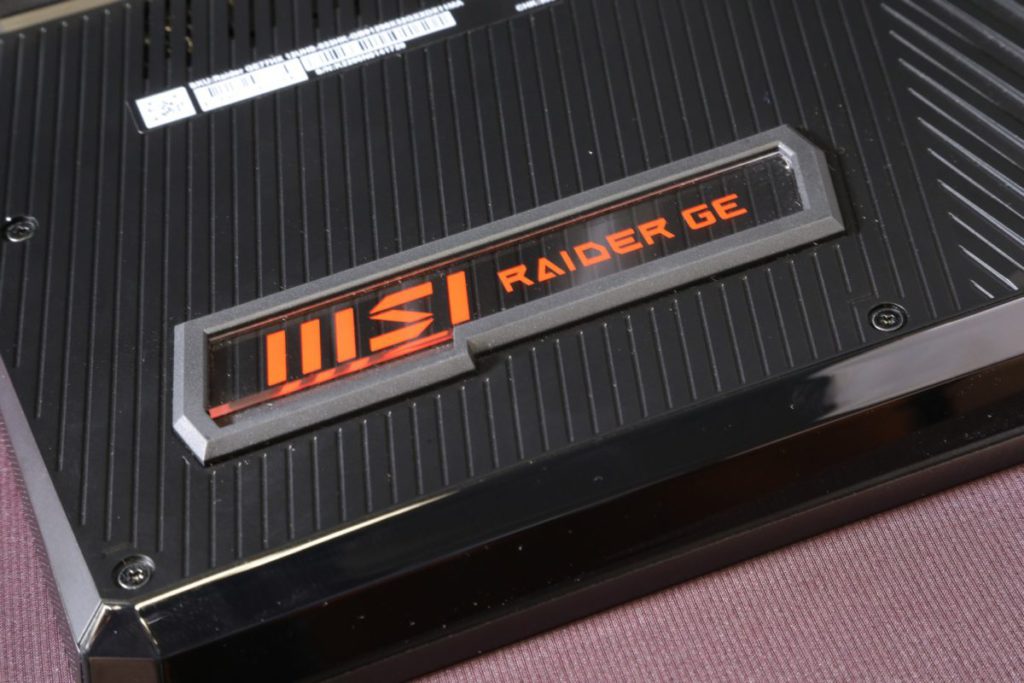 機底亦新增一塊寫有 MSI RAIDER GE 的名牌