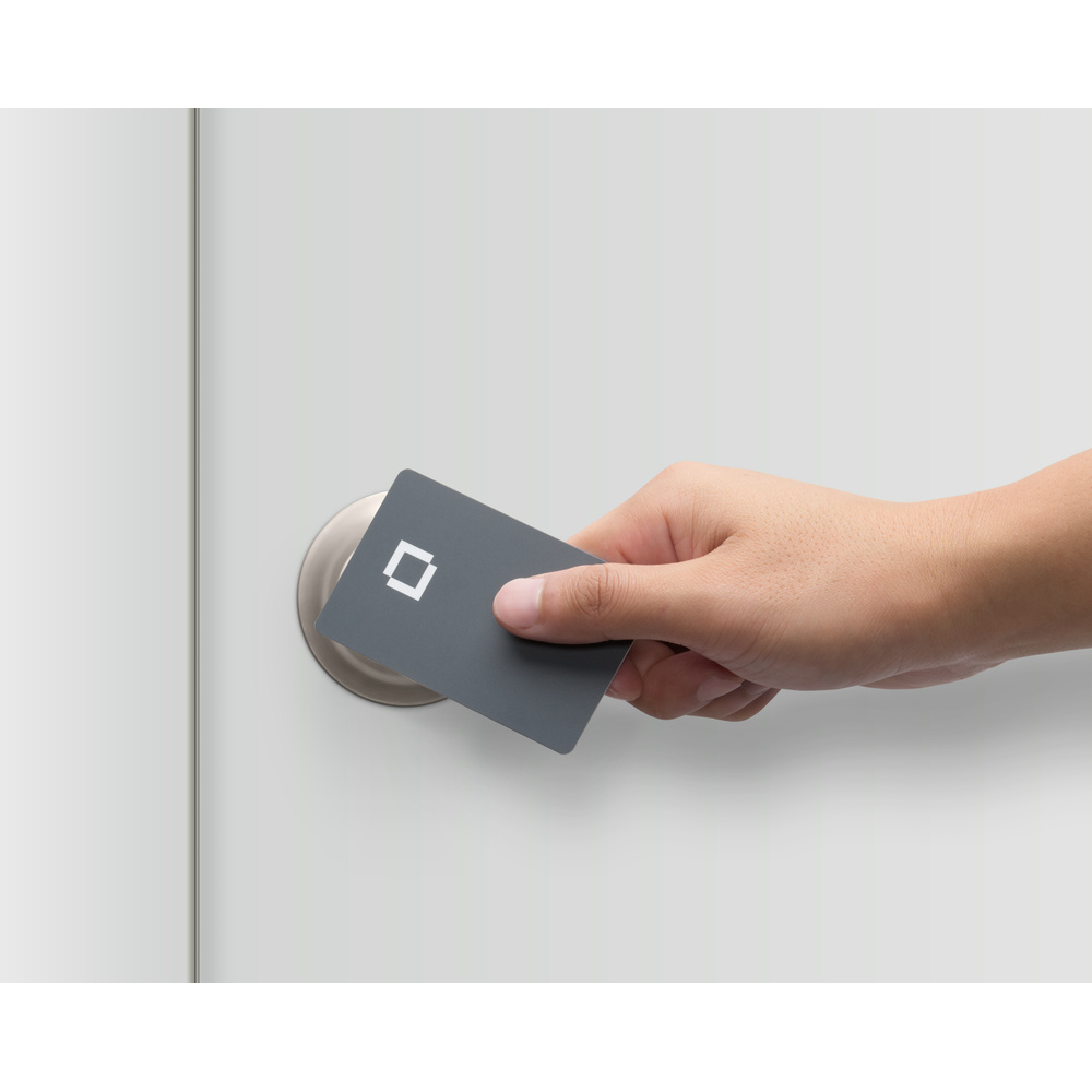 每套 Level Lock+ 亦提供兩套門卡及 2 條鑰匙，方便用戶以傳統方式開門／鎖門。