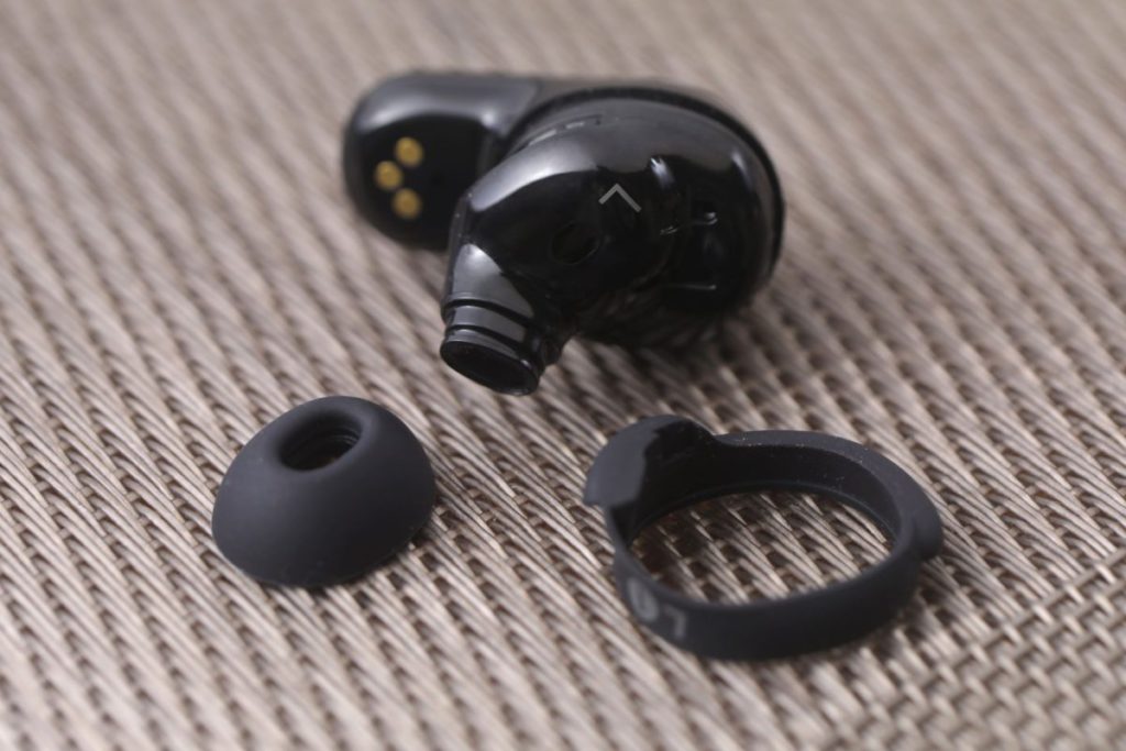 Fit Kit 分離式耳塞，除了深入耳道的耳塞，在耳機本體還有一個可替換的矽膠套圈。