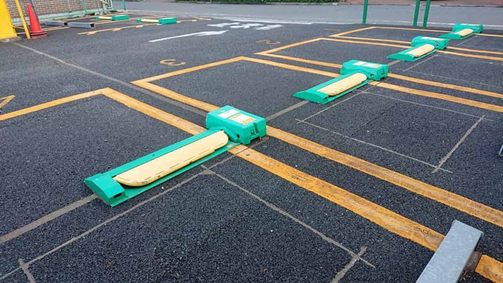 日本很多停車場都採用鎖定板的設計。