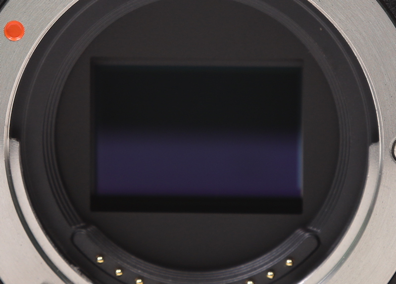 使用 APS-C 感光元件，拍攝像素達 4000 萬之高。