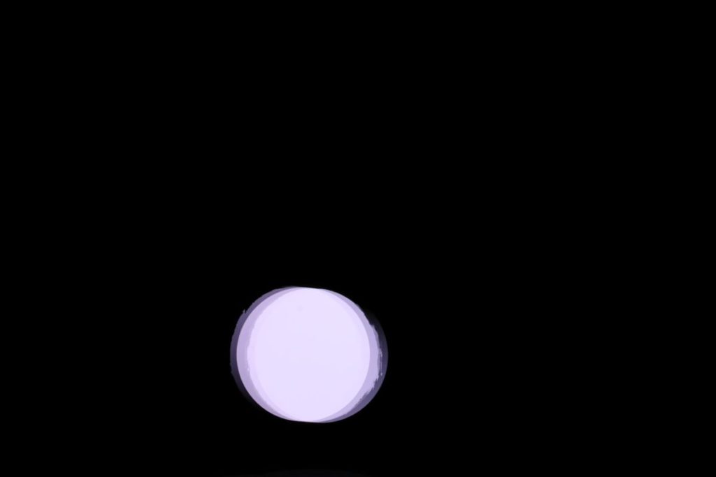 Dimming 測試 2. 當白色光球在畫面快速移動時，明顯見到光球邊緣出現割裂的問題，估計是圖像處理運算的問題，但相信可透過軟件更新得以改善。