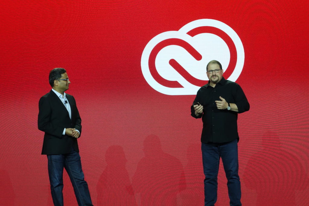 Qualcomm主席及行政總裁 Cristiano Amon 指出 (右) 與 Adobe Creative Cloud 產品及服務資深副總裁 Govind Balakrishnan 介紹雙方的合作，包括 XR 及原生支援運行 Snapdragon 的 Windows PC 電腦等等。