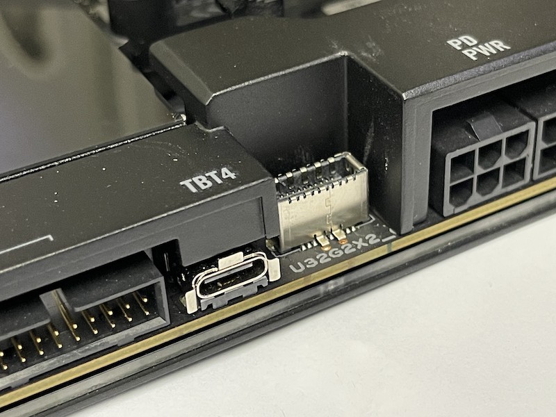 前置 USB 3.2 Gen 2x2 (20Gbps) 連接介面，並對應 Quick Charge 4+ 技術。