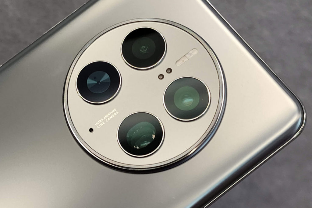 Mate50 Pro同樣搭載有可變光圈的 50MP 超光變主鏡，以及13MP 超廣角鏡與 64MP 潛望式長焦鏡，及13MP超廣角前置鏡頭。值得一提是 HUAWEI Mate50 Pro 於測試手機拍攝質素的DXOMark 中，以149 分為列第一，在數字上可說是擁有最佳攝力的手機。