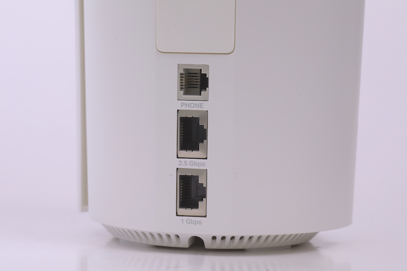 配備 2.5Gbps、1 個 1Gbps 有線網絡及 RJ11 電話連接介面。