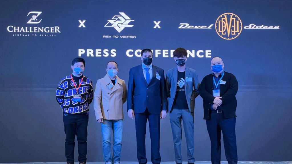 左起：IMXHK 代表 Livio Fu、Z-Challenger 董事 Simon Ng、Devel Motor 總裁 Mr.Majid、《R2V》遊戲總監 Pluto Mok 及 Z-Challenger 項目經理 Tony Kwok。