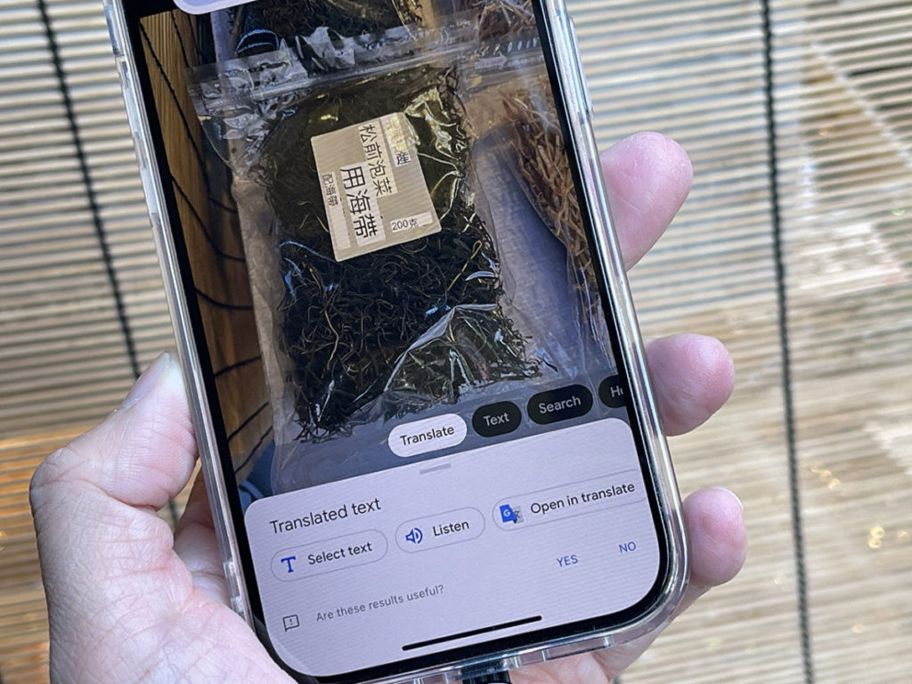 購物時用 Google 即時翻譯睇睇有什麼賣點，用SmarTone 5G漫遊數據一Load 即出中文內容，毋須再花時間盲摸摸研究。