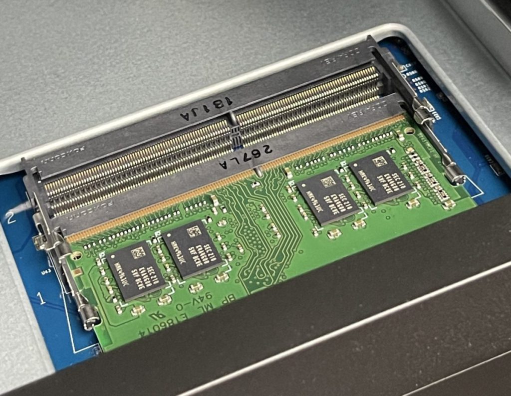 出廠預設則安裝了 1 根 4GB 記憶體模組，並支援最高 32GB (16GB x2) 總容量。