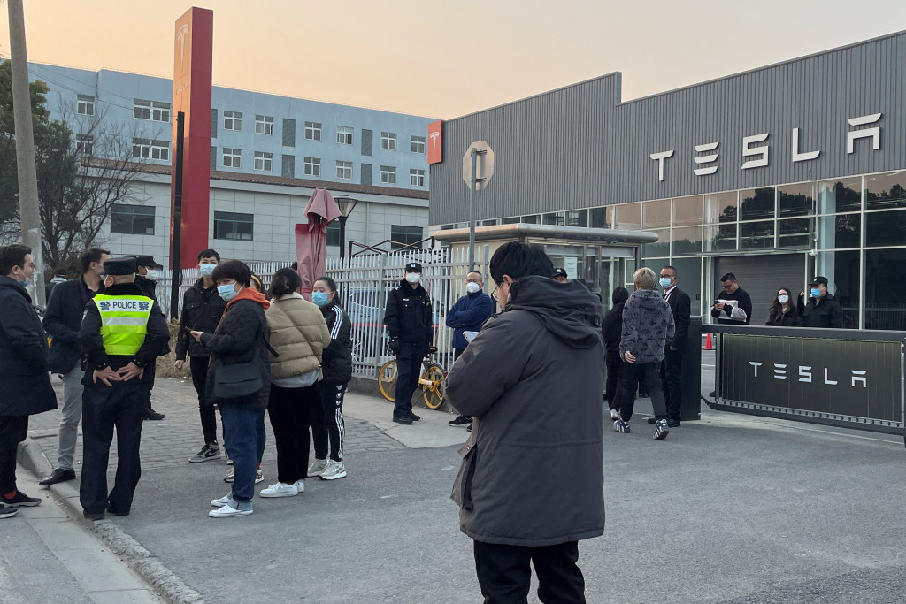去年 10 月，Tesla 宣佈減價，江蘇的 Tesla 辦公大樓外有民眾聚集「維權」，並拉起「特斯拉無恥，昨日提車今日降價！來吧特斯拉割韭菜啦！」的橫額