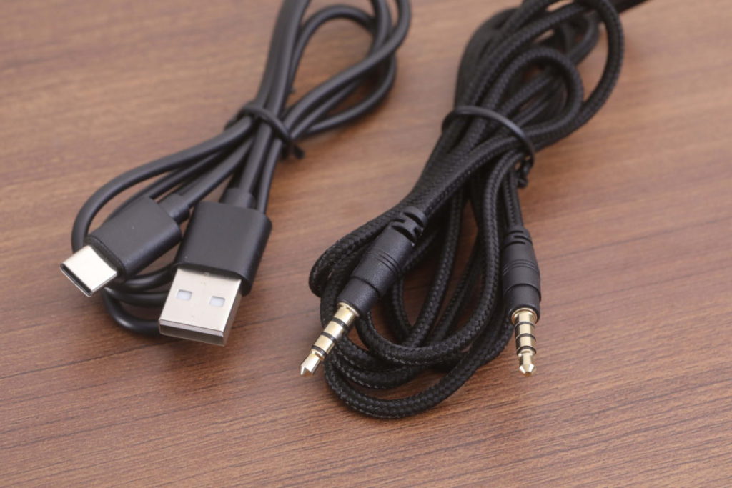 3.5 mm 連接線用於有線連接，Type-C 線則是只是充電之用。