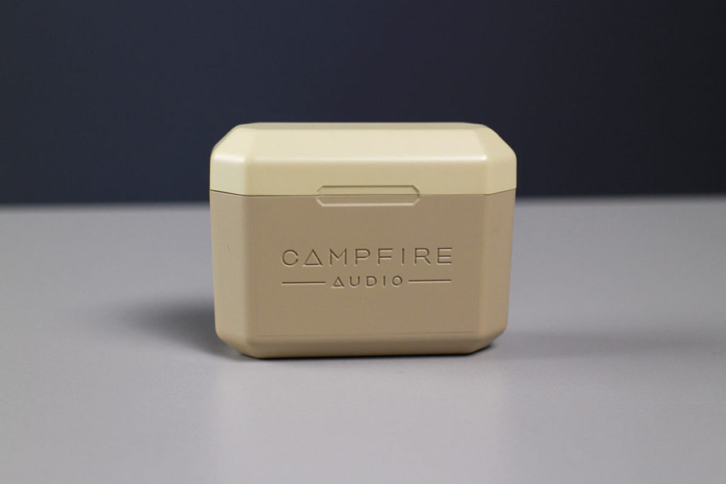 充電盒上刻有 Campfire Audio 字樣。