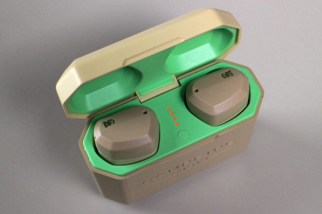 雖然用上大地色系設計，但筆者不太明白為何充電盒裡面放置耳機位置是採用綠色...