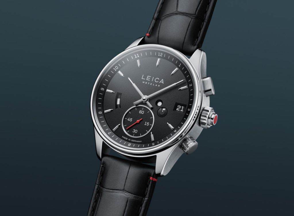 Leica L2 著華腕錶，多了 GMT 功能及錶冠，錶帶物料為啞光黑鱷魚皮。